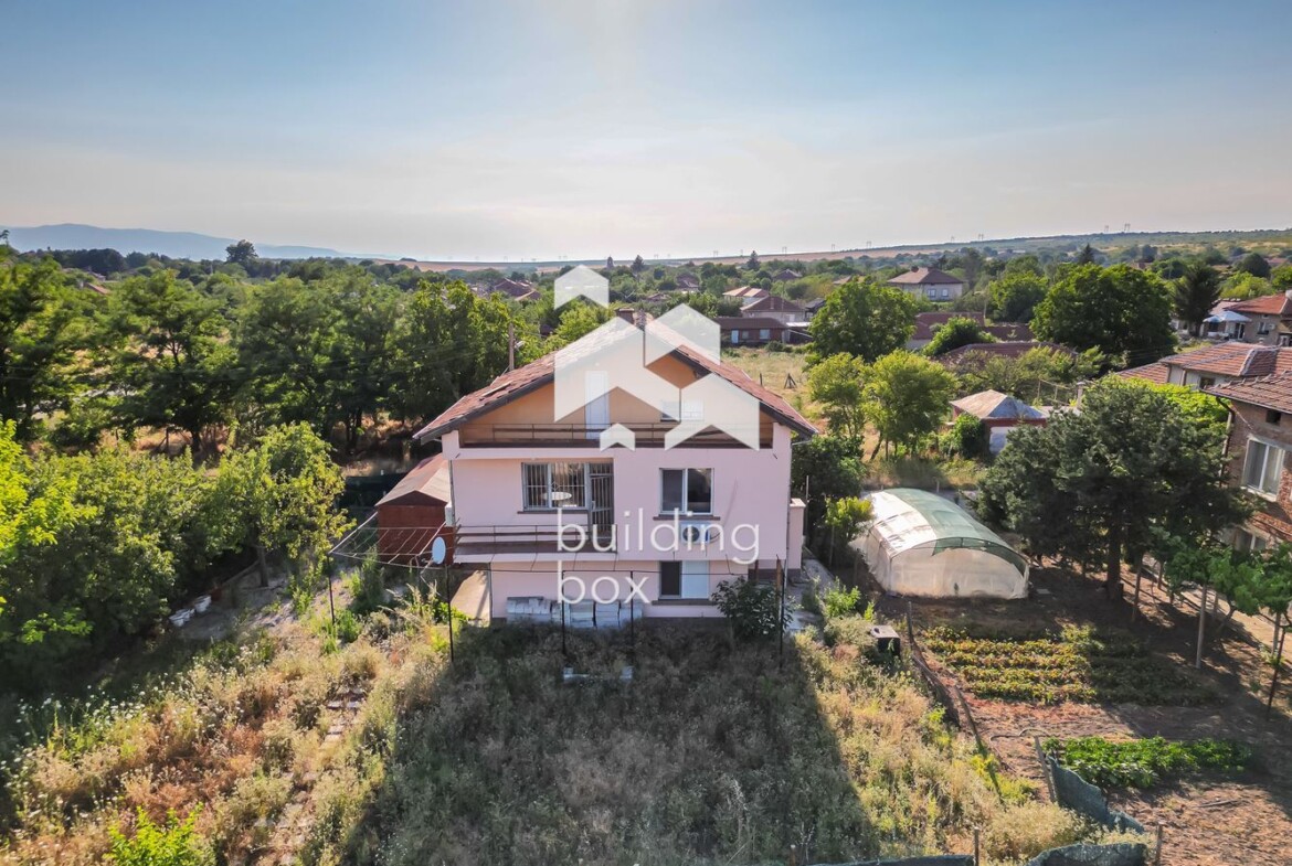 Двуетажна къща на плоча - готова за живеене - 0