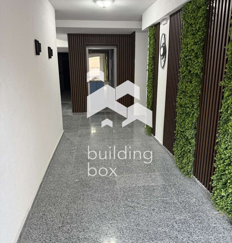 Страхотен тристаен апартамент на 5 минути от Катедралният храм - 0