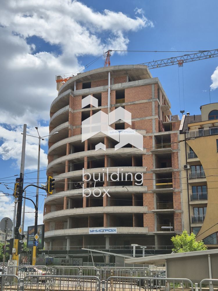 Тристаен апартамент в сграда Casa Madrid в район Оборище - 0