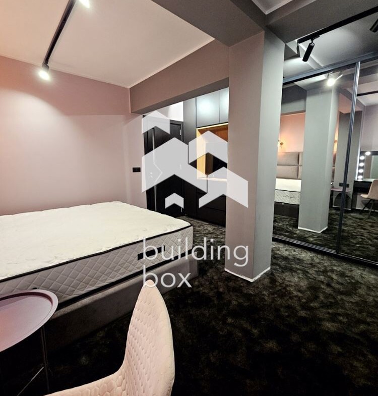 Продава се луксозен тристаен апартамент в Хладилника - 0