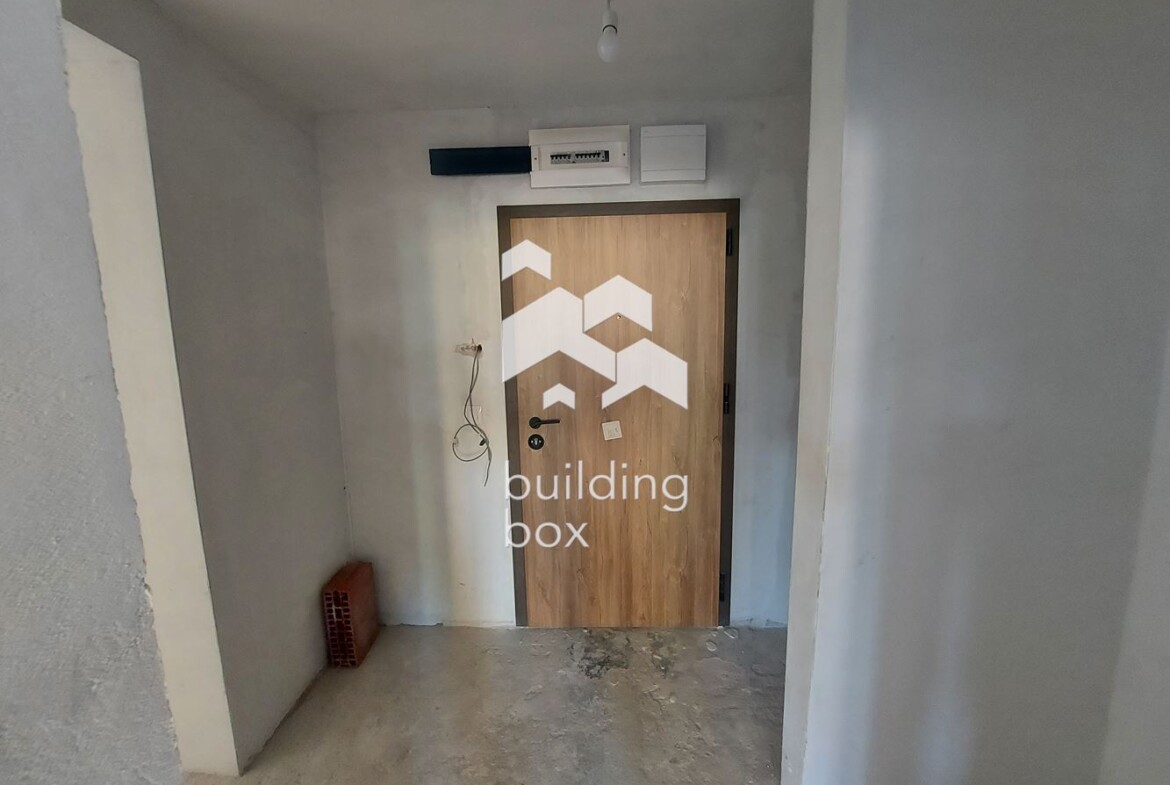 Продава четиристаен апартамент - 0