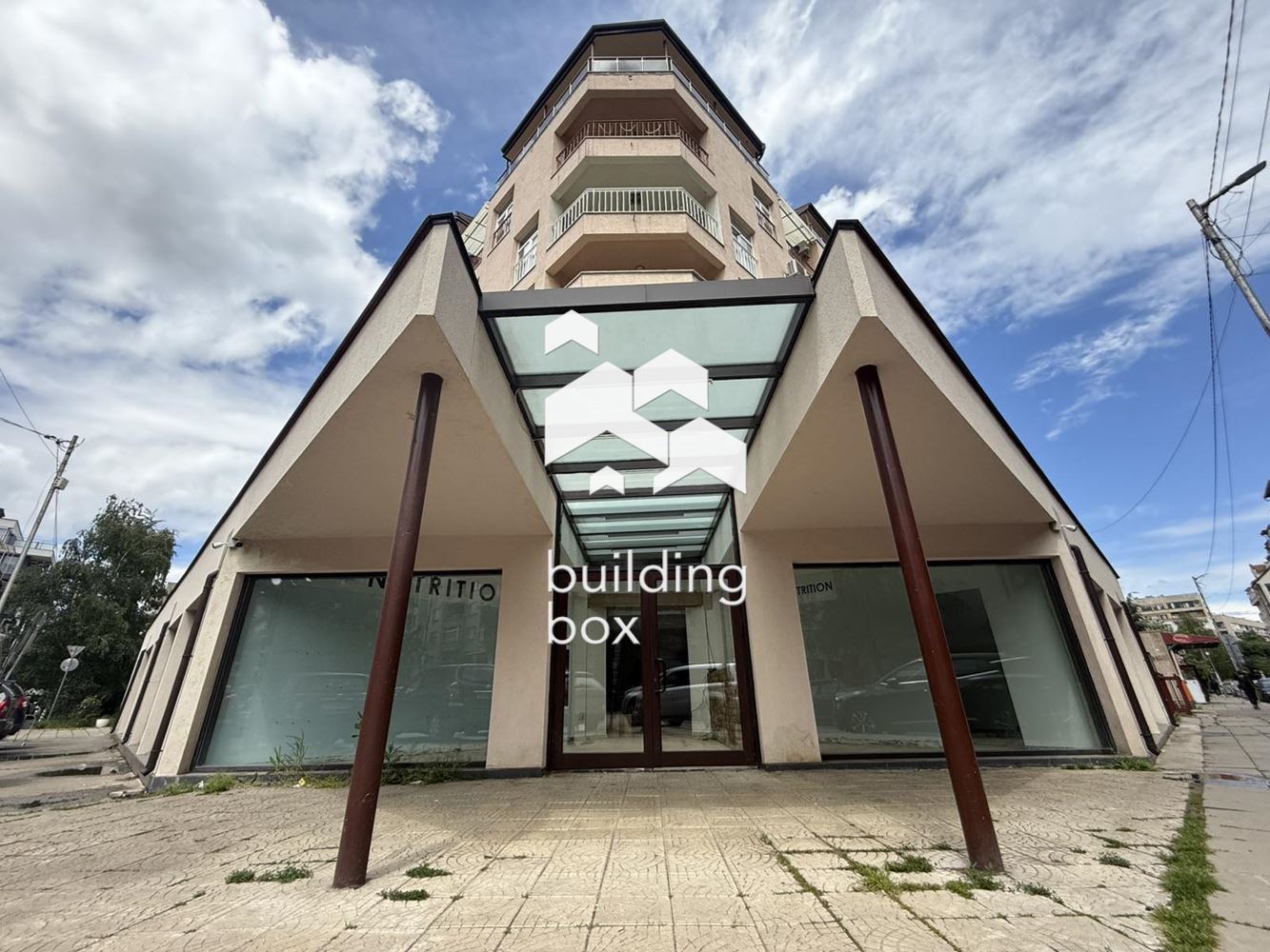 Търговска площ в ж.к. БОРОВО се отдава под наем!