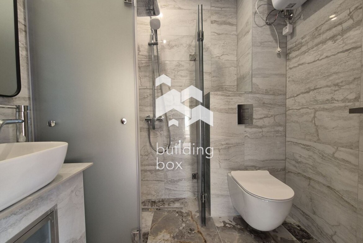 Тристаен преустроен от двустаен апартамент срещу х.Санкт Петербург - 0