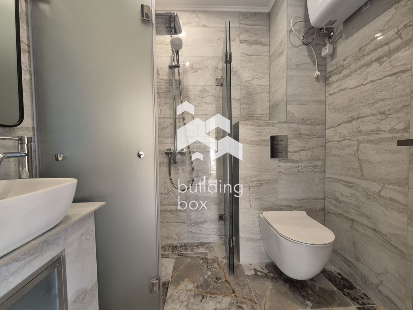 Тристаен преустроен от двустаен апартамент срещу х.Санкт Петербург - 0