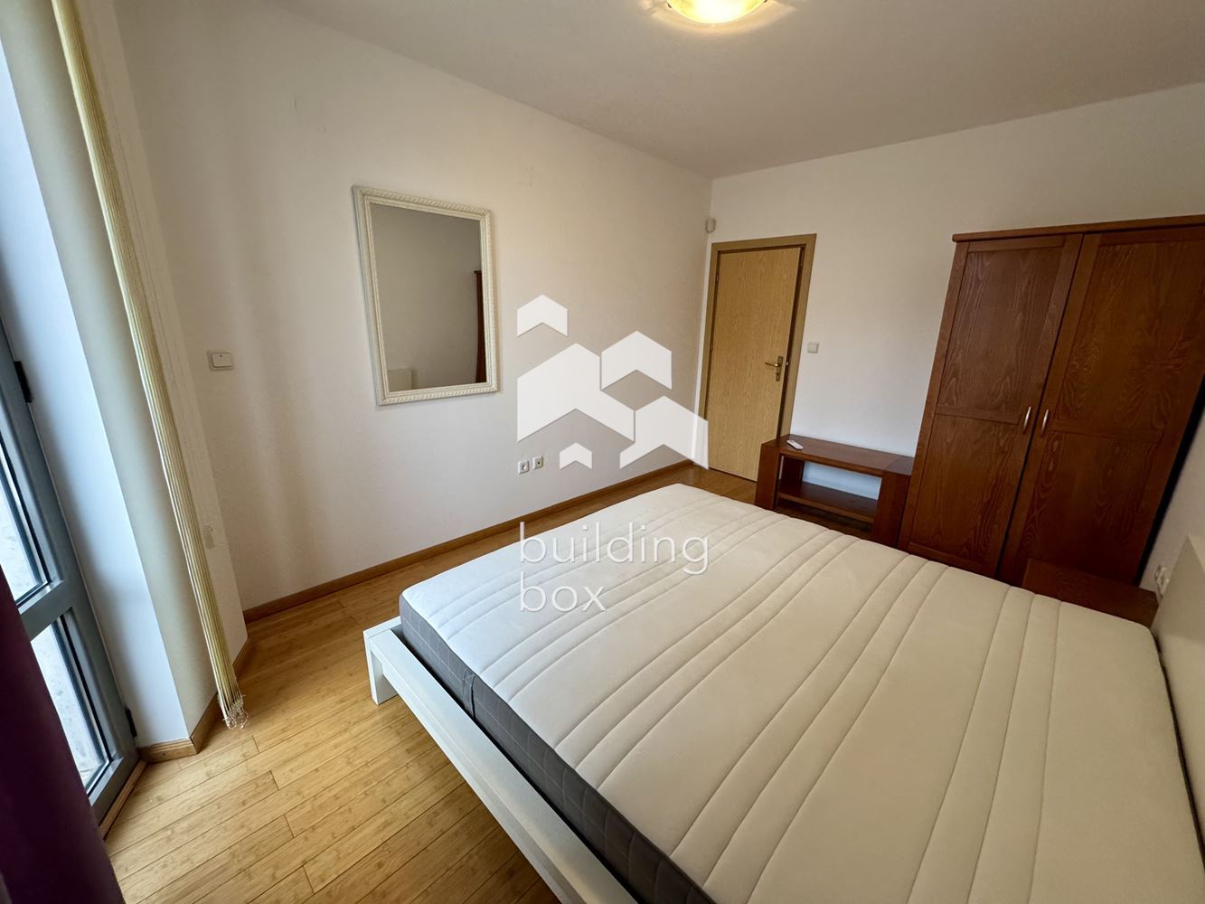 Двустаен апартамент в Изток, точно до метро - 0