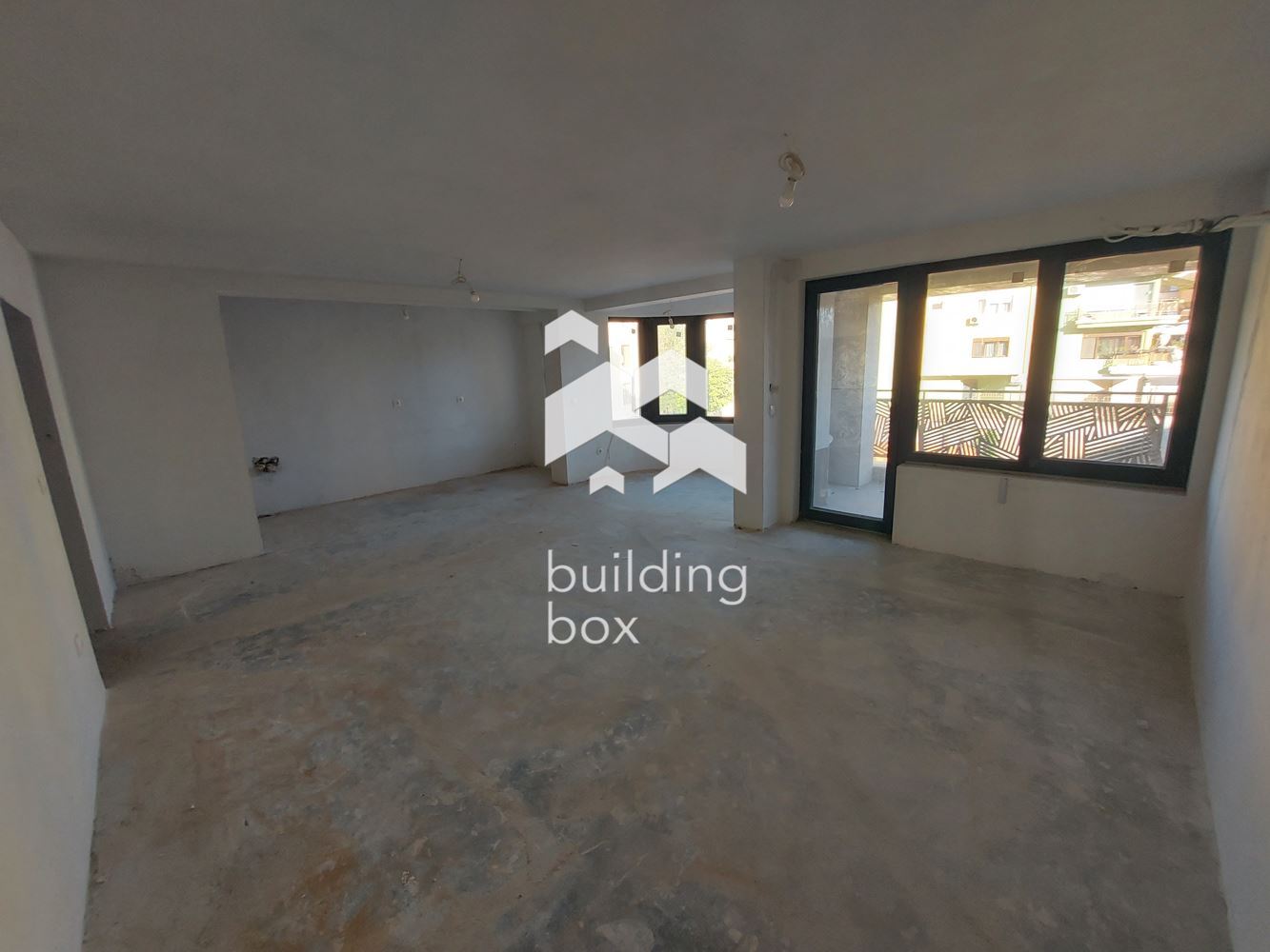 Продава четиристаен апартамент - 0