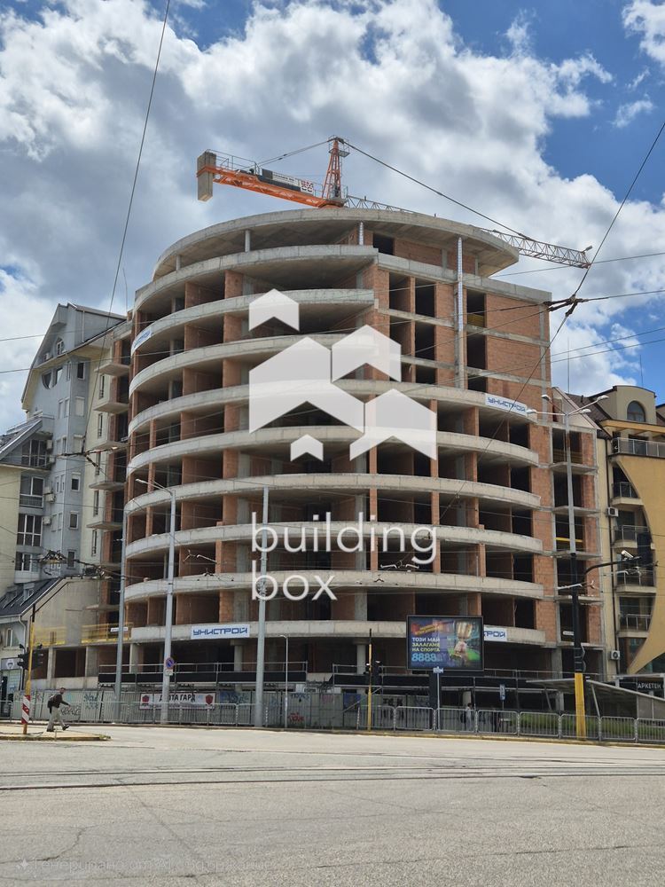 Тристаен апартамент в сграда Casa Madrid в район Оборище