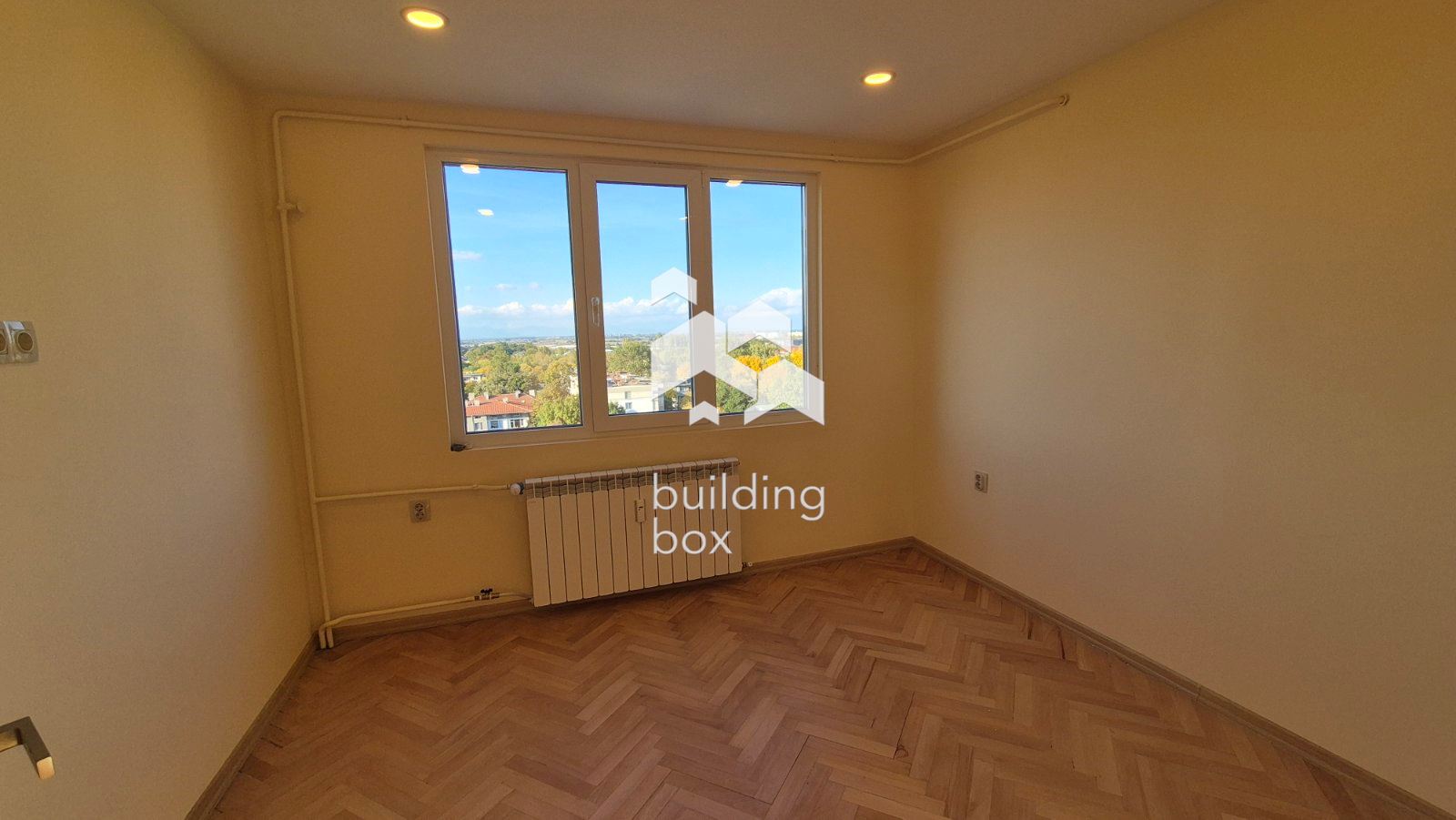 Тристаен преустроен от двустаен апартамент срещу х.Санкт Петербург - 0