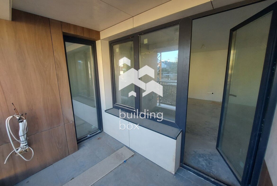 Продава четиристаен апартамент - 0