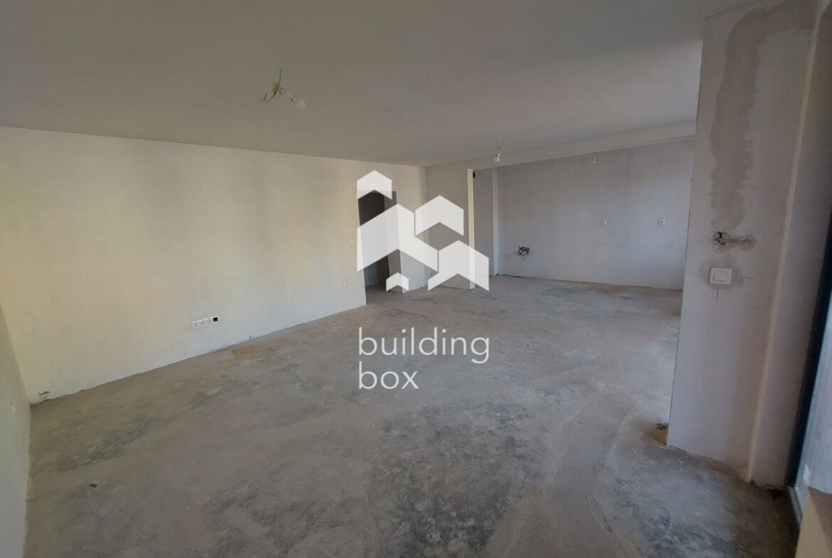 Продава четиристаен апартамент - 0