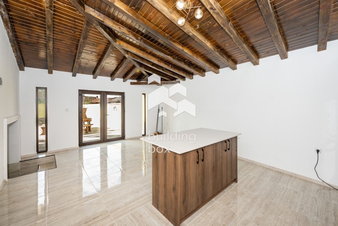 Луксозен имот в с. Старосел - 0