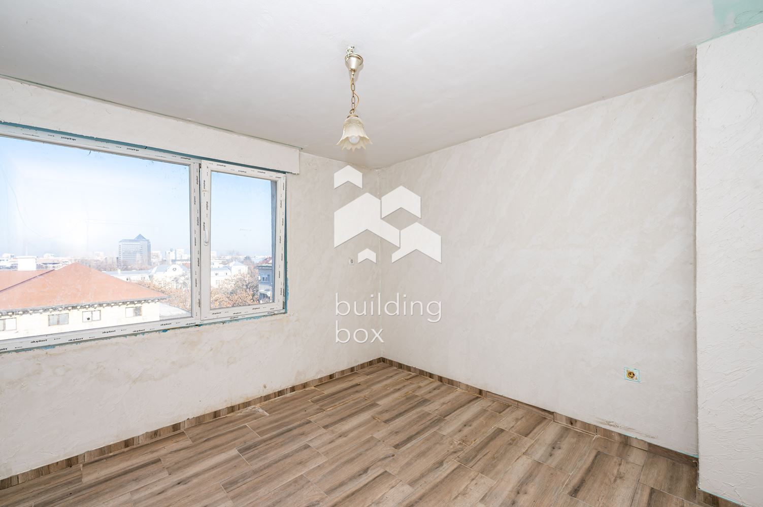 Апартамент с четири отделни помещения в центъра на гр. Пловдив.