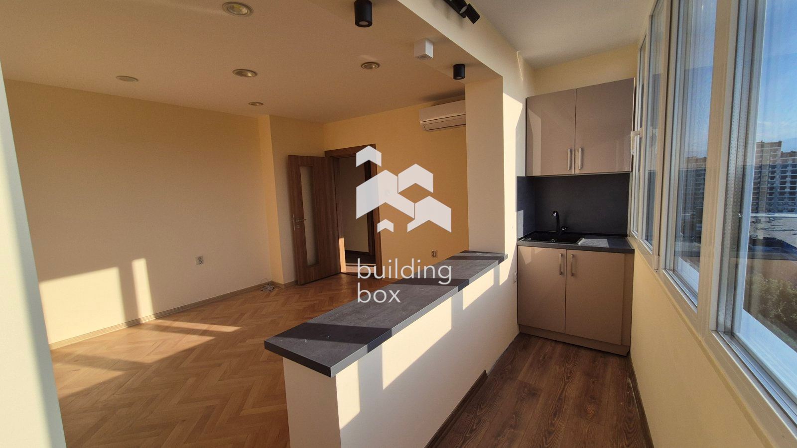 Тристаен преустроен от двустаен апартамент срещу х.Санкт Петербург