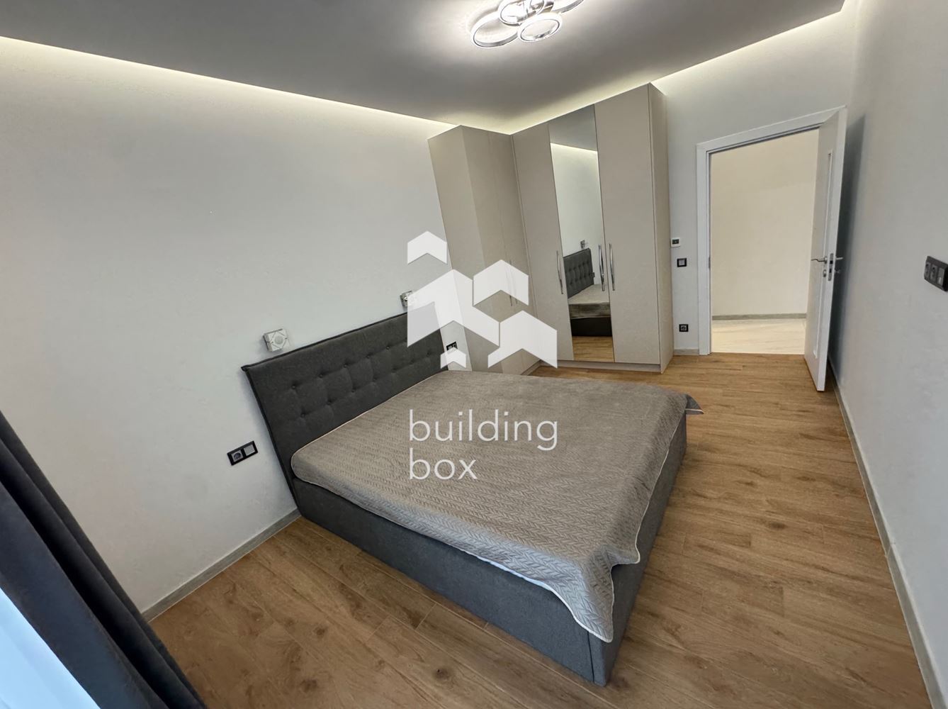 Продава двустаен апартамент в кв. Кръстова вада - 0