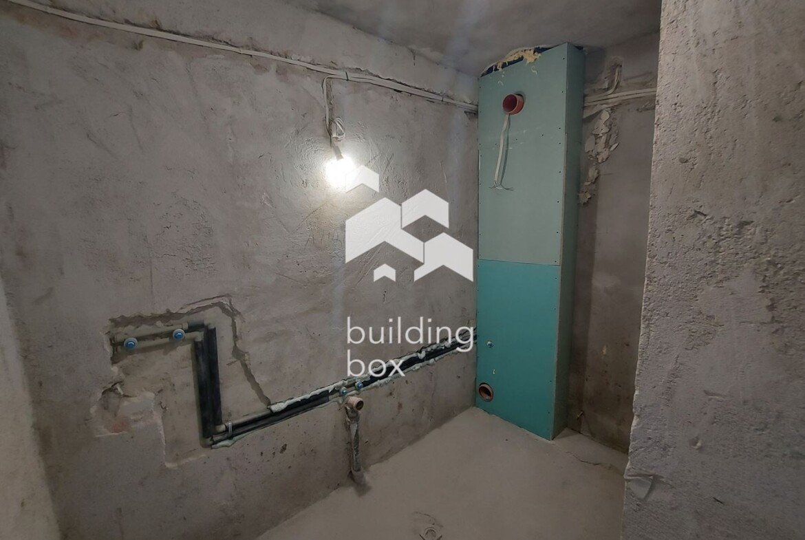 Продава четиристаен апартамент - 0