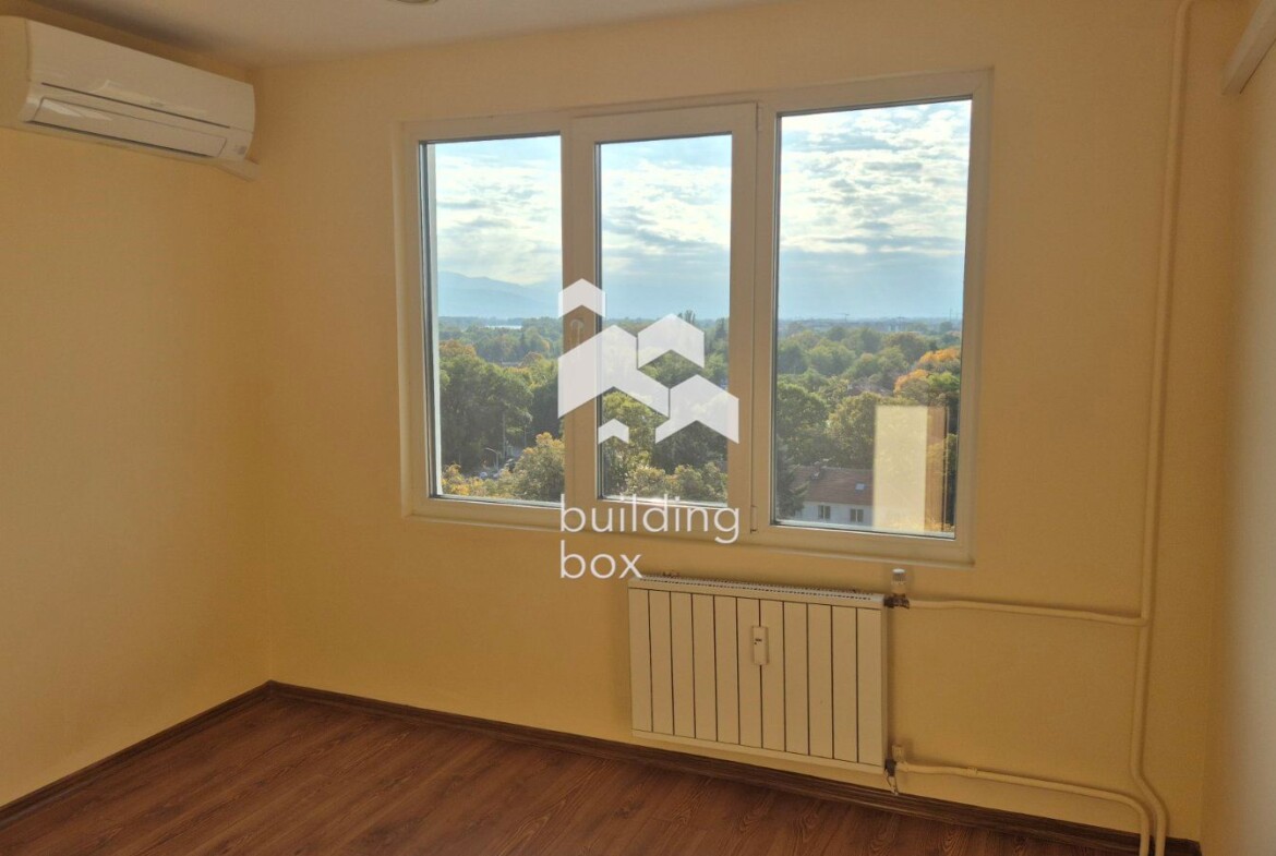 Тристаен преустроен от двустаен апартамент срещу х.Санкт Петербург - 0